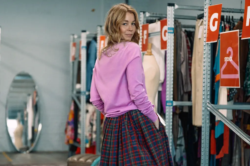 Bij Trui en rok.webp